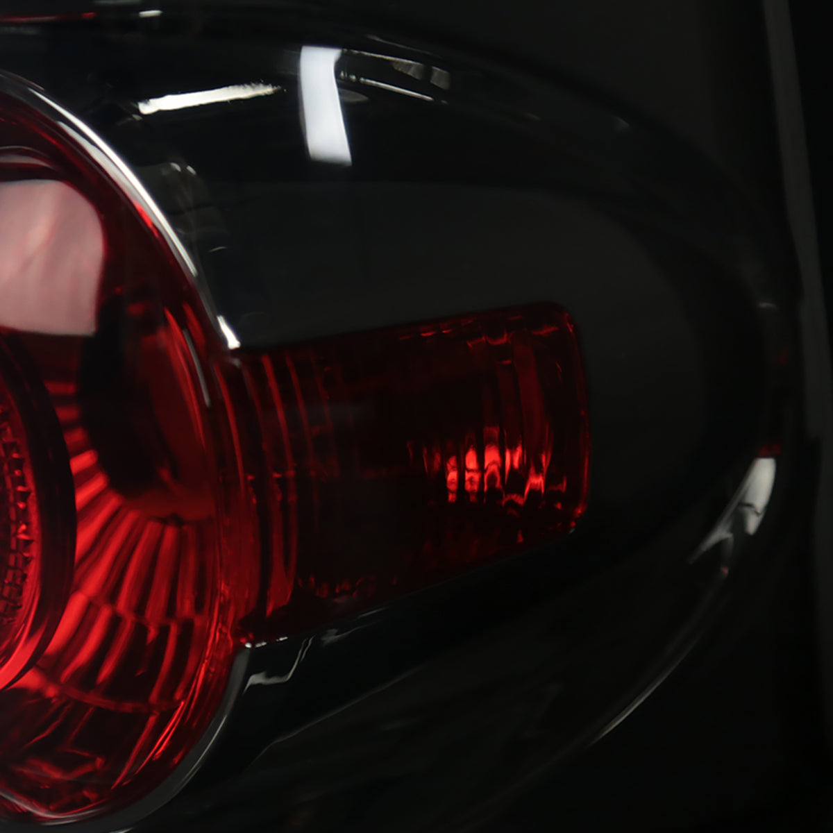 2003-2006 Chevrolet Silverado Tail Lights (Chrome Housing/Smoked Lens)
