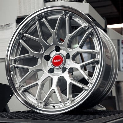 ESR Wheels AP1 Hyper Silver/machine Lip 18x8.5 +30 5x114.3mm 72.6mm
